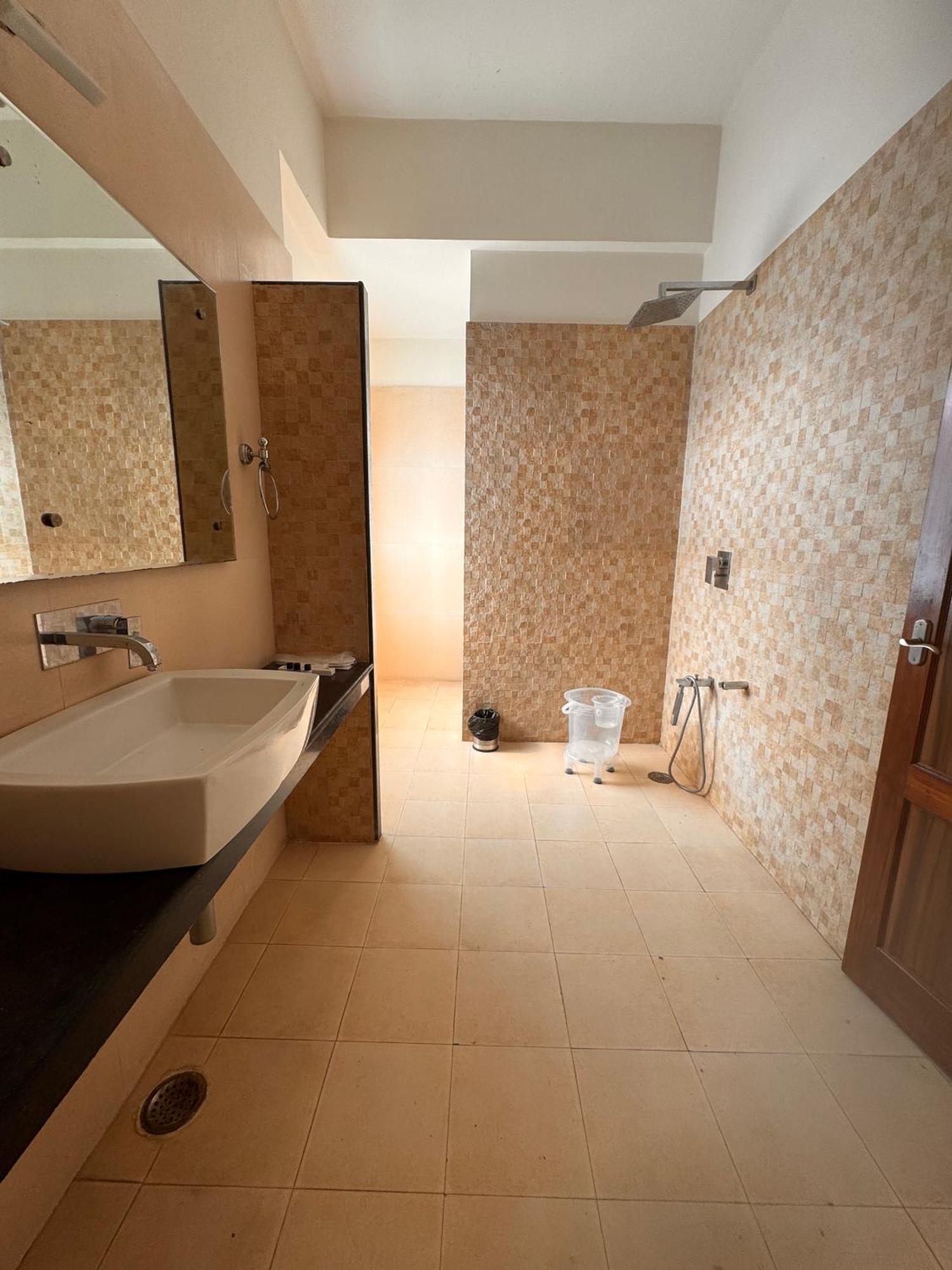 Hl Grand Hotel Лакхнау Экстерьер фото